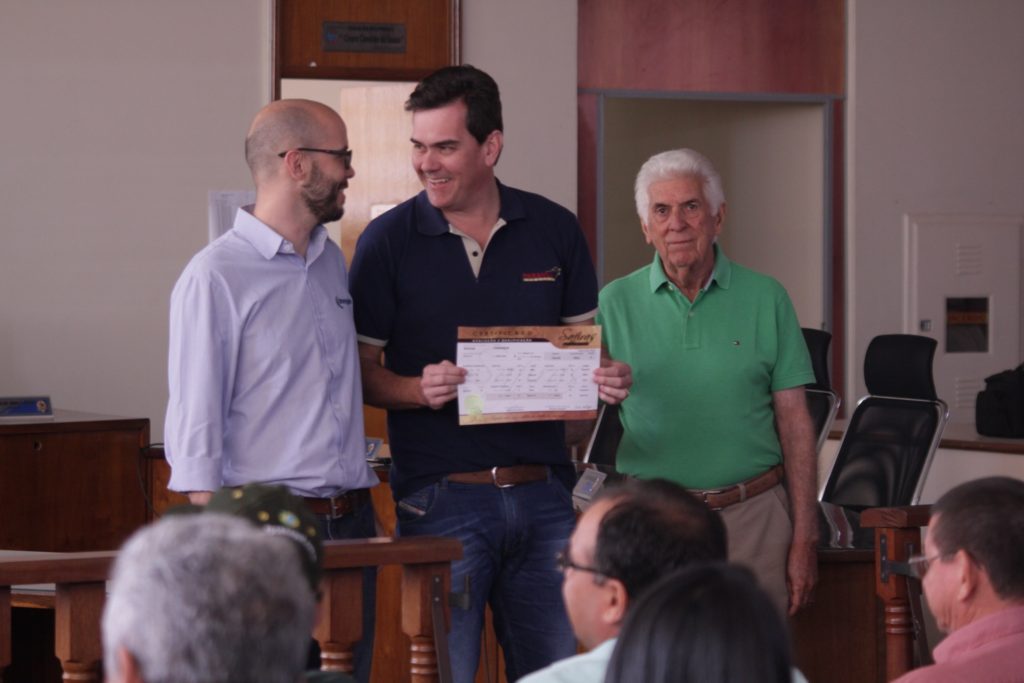 Marcelo Ribas (Intergado, à esquerda) e José Antônio Fernandes Netto (Grama) entregam a Guilherme Zeli certificado pelas conquistas da Paranoá Senepol no Safiras. (Fotos: VSP Japan)